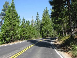 Highway 41 (Wawona Road) hinter dem Parkeingang Richtung Yosemite Valley. Foto: Stefan Kremer