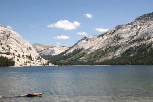 Der Tenaya Lake an der Tioga Pass Road verleitet viele Touristen zum Anhalten. Foto: Stefan Kremer