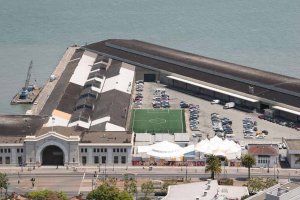 Pier 27 mit Teatro ZinZanni und dem Soccerfield. Foto: Stefan Kremer