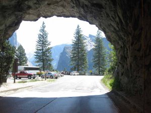 Blick aus dem Wawona Tunnel auf den Tunnel View Point. Foto: Stefan Kremer