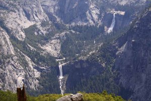 Vernal Fall (links) und Nevada Fall (rechts) vom Washburn Point aus gesehen. Foto: Stefan Kremer
