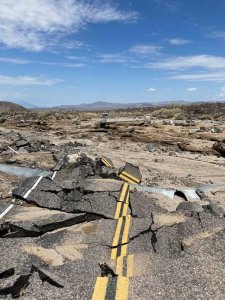 Durch flash flood am 01.08.2022 beschädigte Kelbaker Road im Pinnacles National Park. Foto: NPS