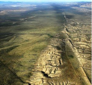 Luftaufnahme der San Andreas Spalte und der Carrizo Plain mit Soda Lake. Foto: John Wiley / wikipedia